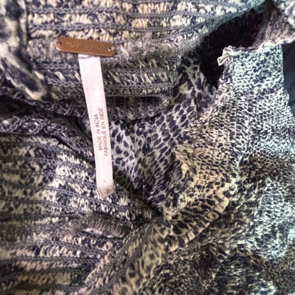 Free People Roma Gray Snake Print Smocked Crepe High Neck Ruffle Sleeve Blouse S - Picture 12 of 14